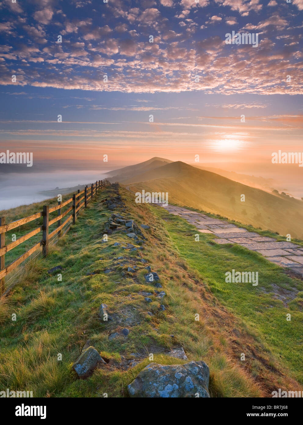 Losehill Hecht und wieder Tor von Mam Tor und The Hope Valley bei Sonnenaufgang, Castleton, Peak District Derbyshire UK Stockfoto