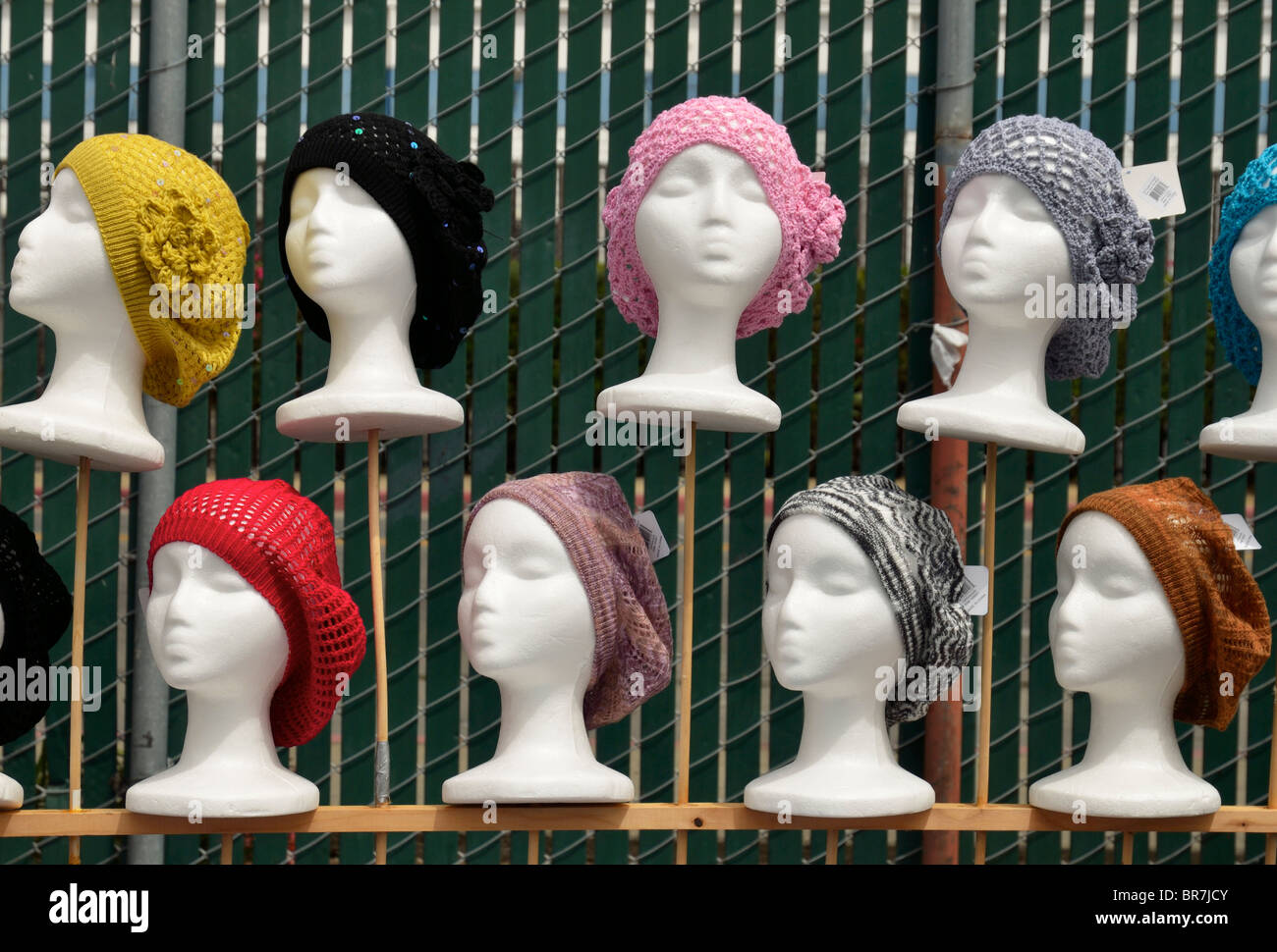 Aufstellung von Büsten mit farbigen französischen Hüten, Oakland CA Stockfoto