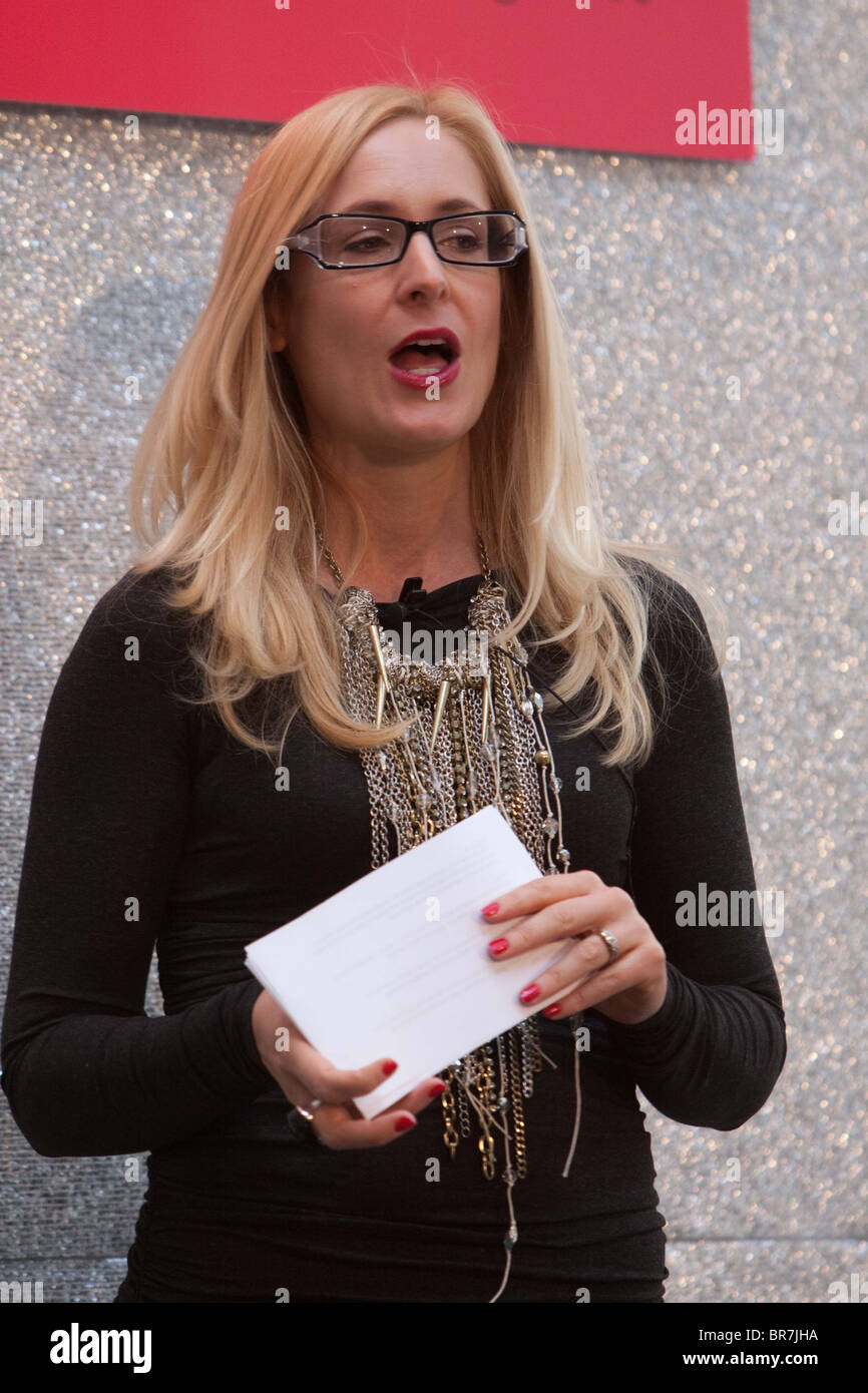 Nicky HambletonJones (Moderatorin von zehn Jahre jünger) hosting eine