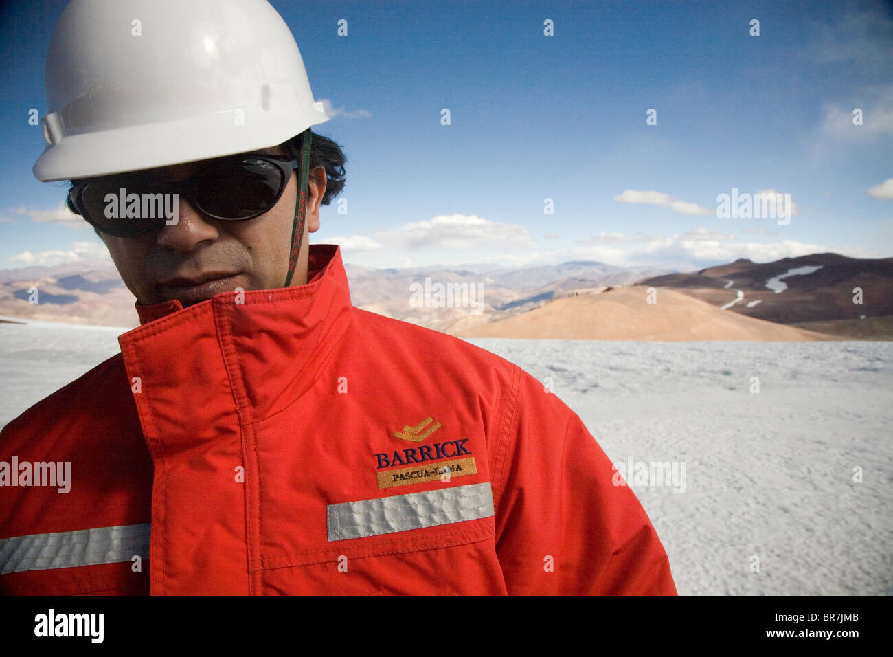 Ein Mitarbeiter von Barrick Gold steht auf dem Gletscher am vorgeschlagenen Pascua Lama mine in Chile und Argentinien. Stockfoto