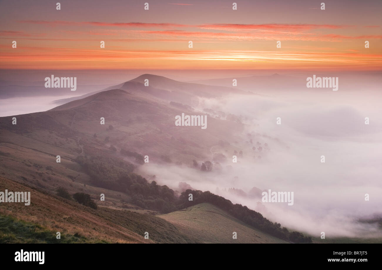 Losehill Hecht und wieder Tor von Mam Tor mit Nebel Inversion über The Hope Valley am Castleton in The Derbyshire Peak District UK Stockfoto