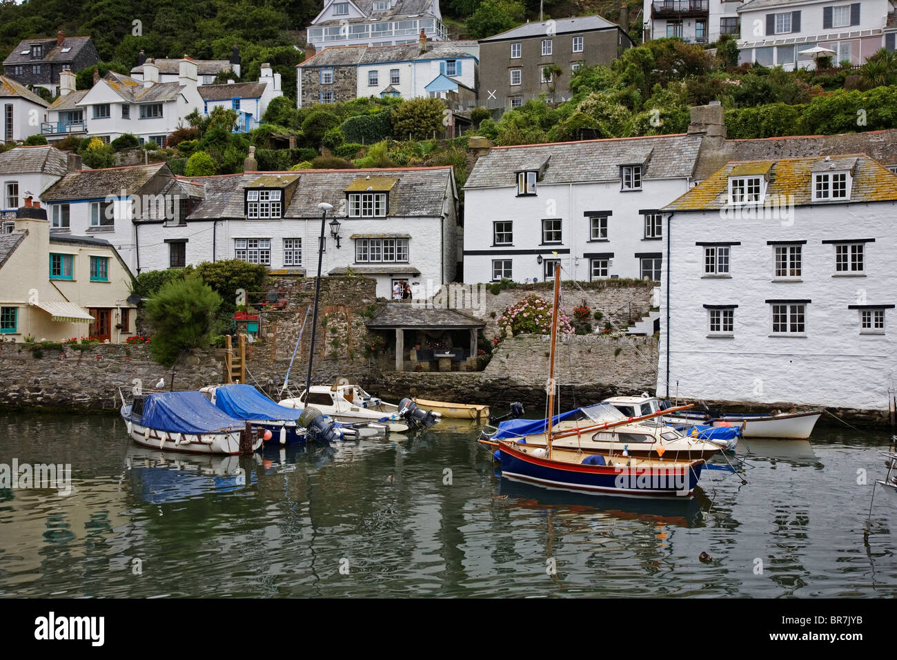 Festgemachten Boote im Hafen an der traditionellen Arbeit Fischerei Dorf von Polperro Cornwall UK Stockfoto