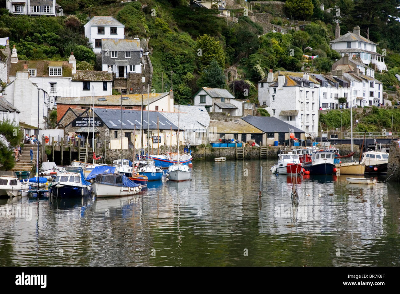 Festgemachten Boote im Hafen an der traditionellen Arbeit Fischerei Dorf von Polperro Cornwall UK Stockfoto