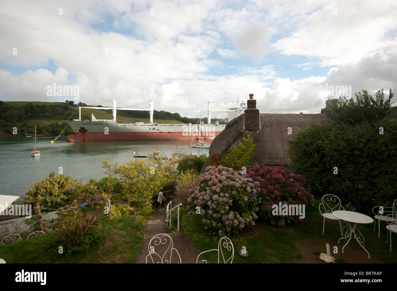 Schifffahrt auf dem Fluss Fal von 15. Jahrhundert Schmugglern Hütte Tolverne Cornwall England UK aufgelegt Stockfoto