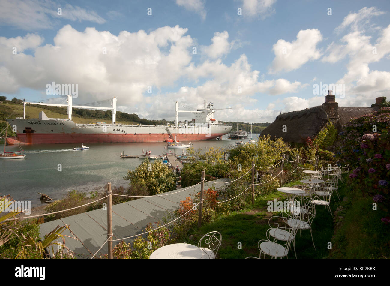 Schifffahrt auf dem Fluss Fal von 15. Jahrhundert Schmugglern Hütte Tolverne Cornwall England UK aufgelegt Stockfoto