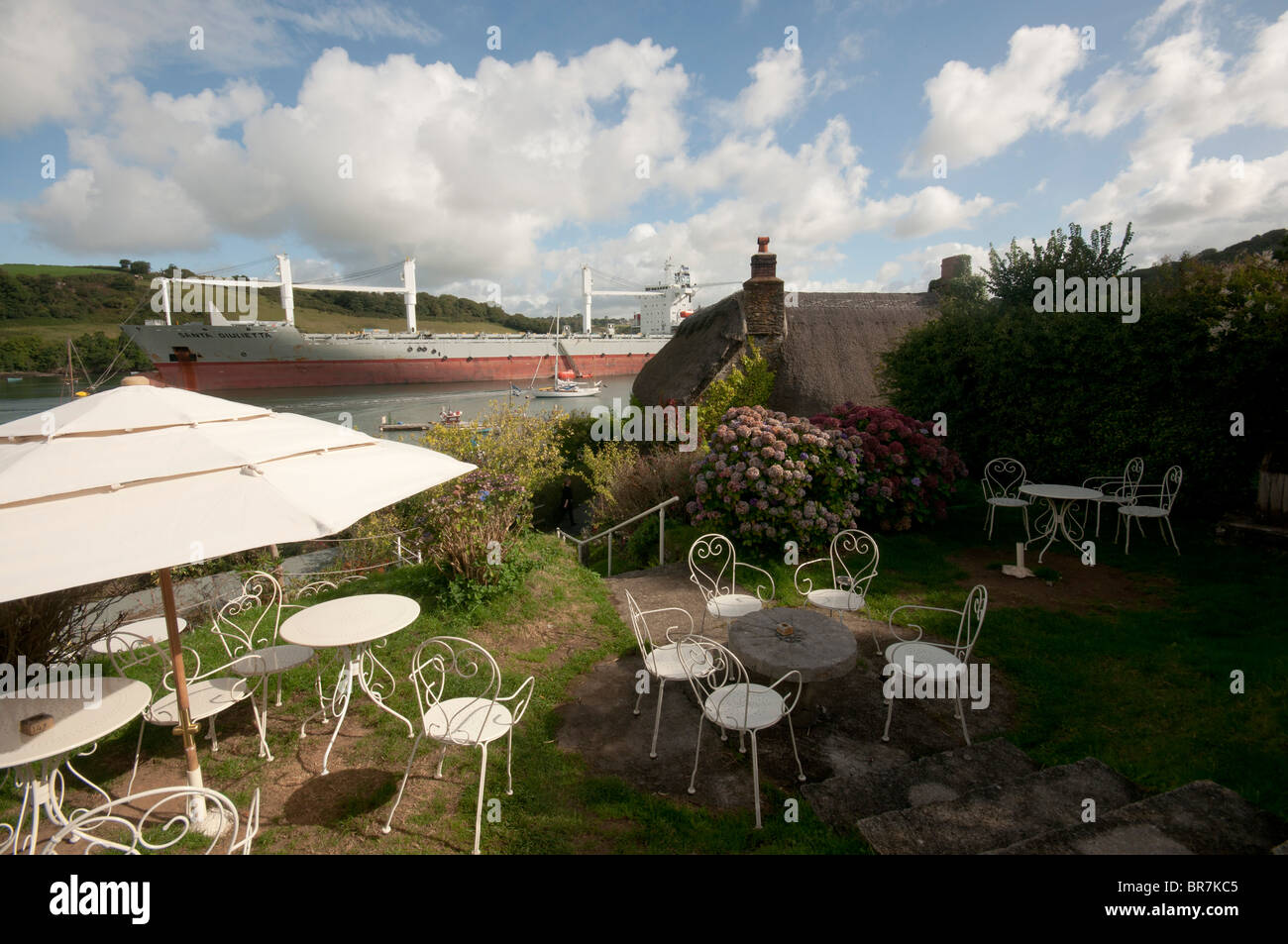 Schifffahrt auf dem Fluss Fal von 15. Jahrhundert Schmugglern Hütte Tolverne Cornwall England UK aufgelegt Stockfoto