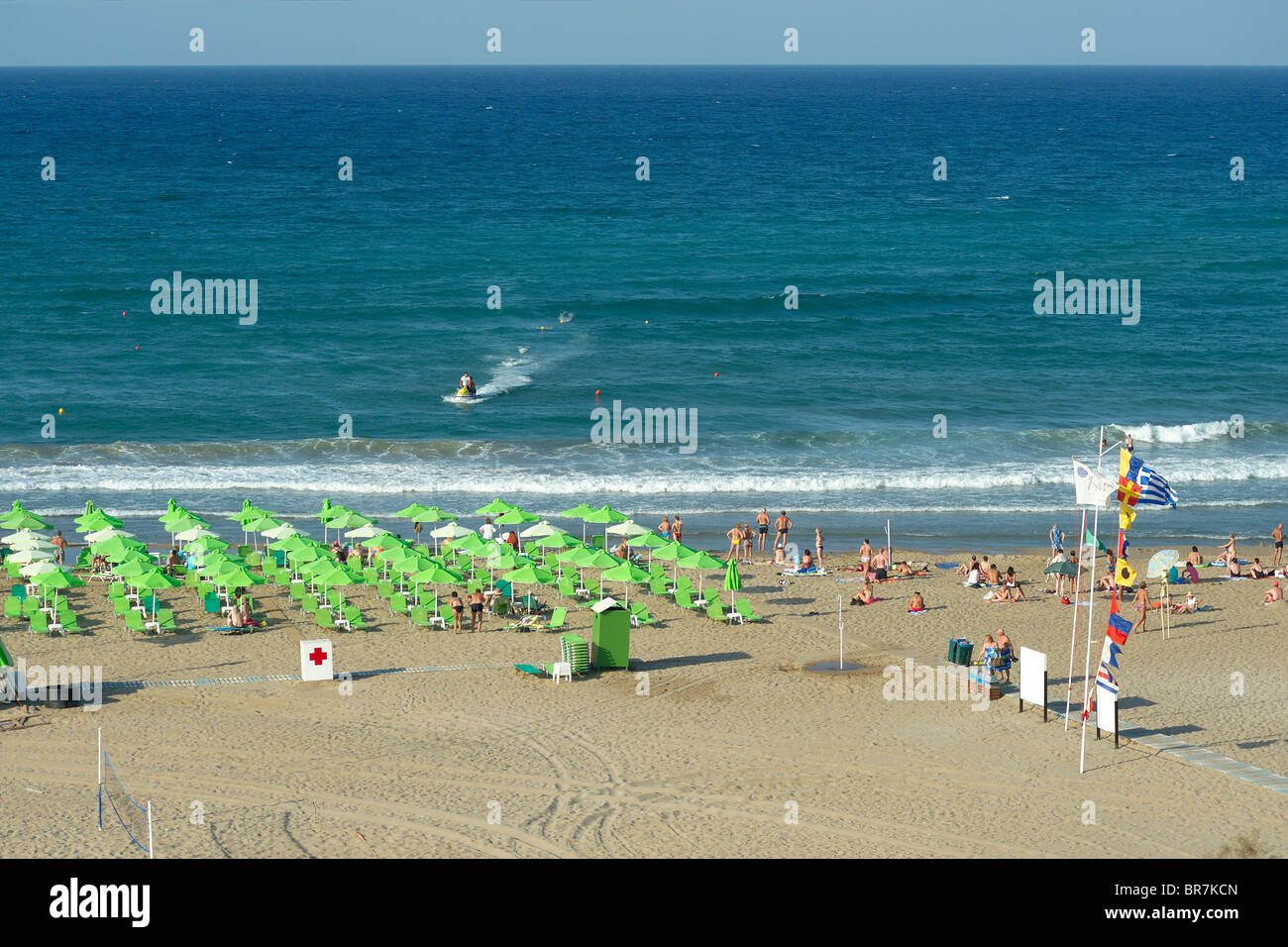 Hohen Winkel Aussichtspunkt Blick auf Sandstrand. Jetski Rückkehr Schwimmer an den Strand Rethymno Kreta Griechenland gerettet Stockfoto