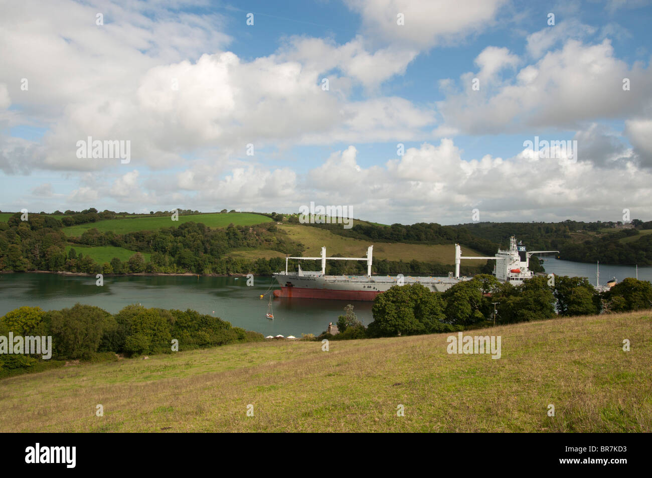 Schifffahrt auf dem Fluss Fal von 15. Jahrhundert Schmugglern Hütte Tolverne Cornwall England UK aufgelegt Stockfoto