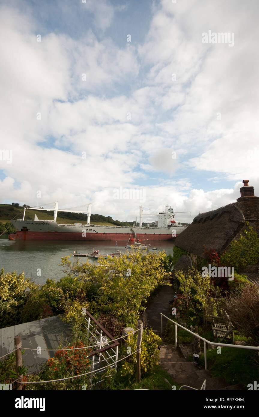 Schifffahrt auf dem Fluss Fal von 15. Jahrhundert Schmugglern Hütte Tolverne Cornwall England UK aufgelegt Stockfoto