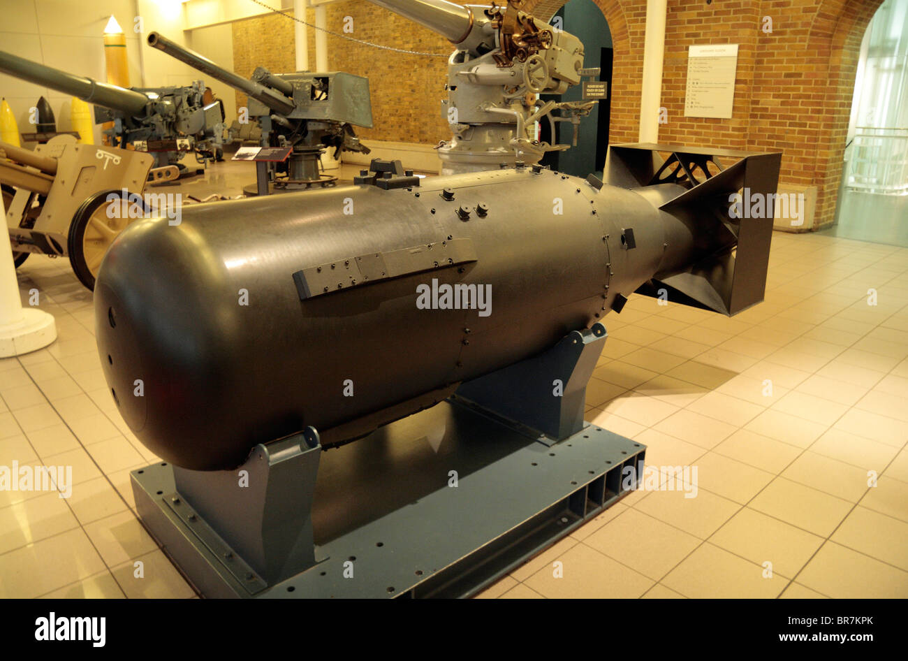 Ein Gehäuse einer Atombombe "Little Boy" auf dem Display an das Imperial War Museum, London, UK. Stockfoto