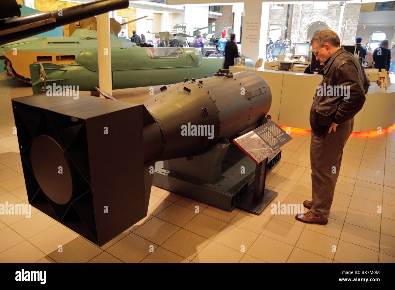 Ein Besucher das Imperial War Museum, London, UK studiert eine Gehäuse einer Atombombe "Little Boy". Stockfoto