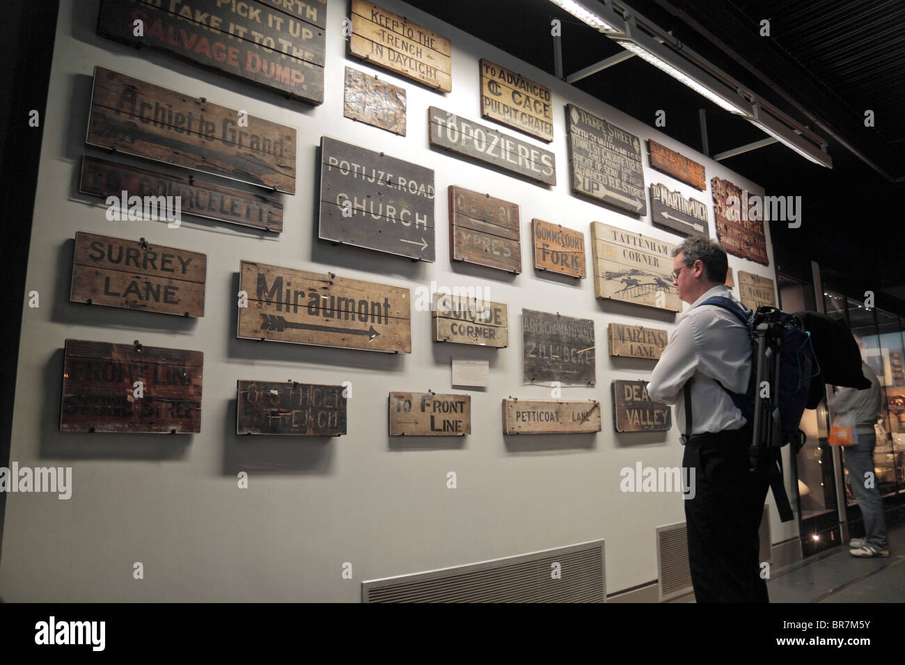 Ein Besucher das Imperial War Museum, London, UK studiert eine Wand der ersten Weltkrieg Graben Name & Richtung Zeichen. Stockfoto