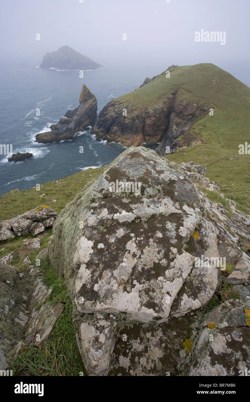 Blick zum Bürzel Punkt auf der Bürzel Halbinsel mit Dunst und Nebel Rollen The Atlantic bei Polzeath North Cornwall UK Stockfoto