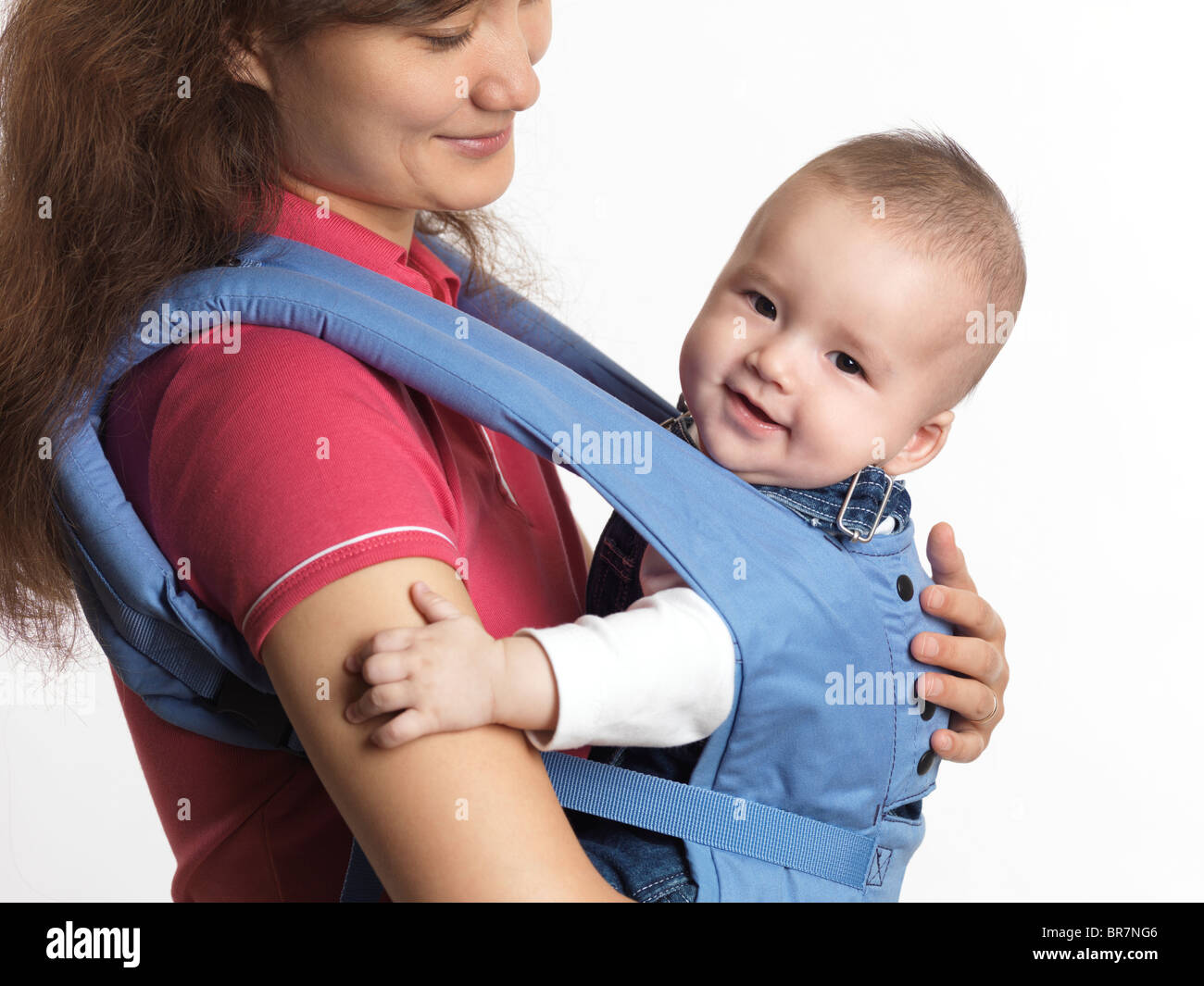 Mutter mit ein vier Monate altes Baby in einem Träger. Isoliert auf weißem Hintergrund. Stockfoto