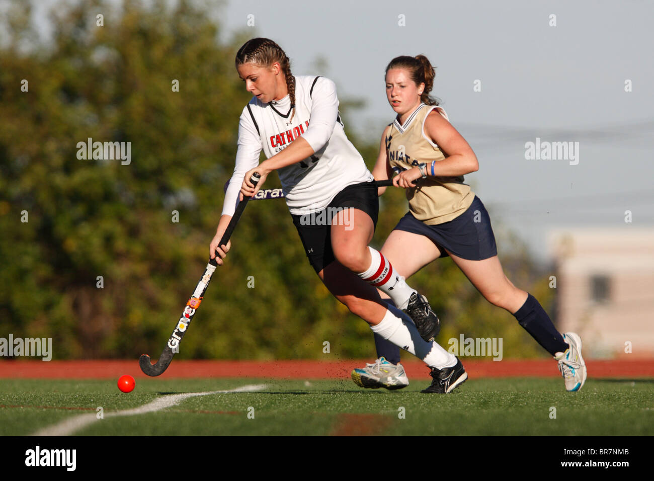 WASHINGTON, DC - 3. NOVEMBER: Ein Spieler der katholischen Universität kontrolliert den Ball gegen das Juniata College während der Landmark Conference Field Hockey Championship am 3. November 2007 in Washington, DC. Kommerzielle Nutzung verboten. (Foto: Jonathan Paul Larsen / Diadem Images) Stockfoto
