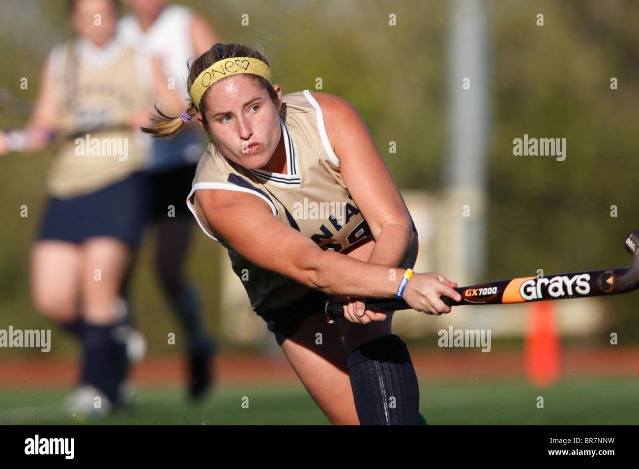 WASHINGTON, DC - 3. NOVEMBER: Ein Feldhockeyspieler des Juniata College trifft während der Landmark Conference Championship am 3. November 2007 in Washington, DC, gegen die Catholic University. Kommerzielle Nutzung verboten. (Fotografie von Jonathan Paul Larsen / Diadem Images) Stockfoto