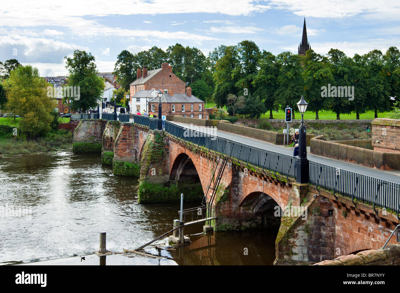 Fluß Dee und die alte Dee Brücke in der Nähe der Stadtmauer, Chester, Cheshire, England, UK Stockfoto