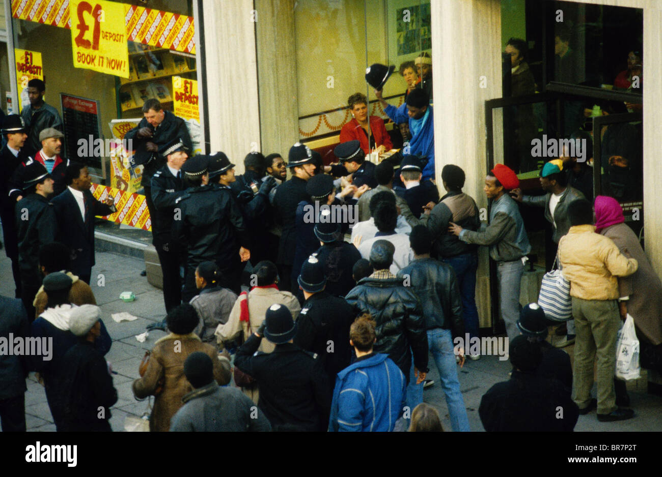 Polizei Offcers und Jugendliche Zusammenstoß in Dudley Street Wolverhampton nach dem Tod von Clinton McCurbin 1987 Stockfoto