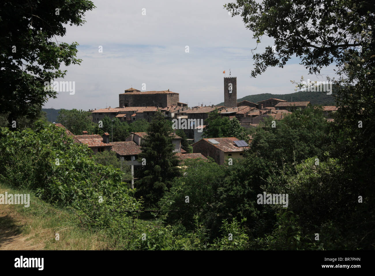 Mittelalterliche Santa Pau in Volcanic Zone Nationalpark in der Nähe von Olot in La Alta Garrotxa Katalonien Spanien Stockfoto