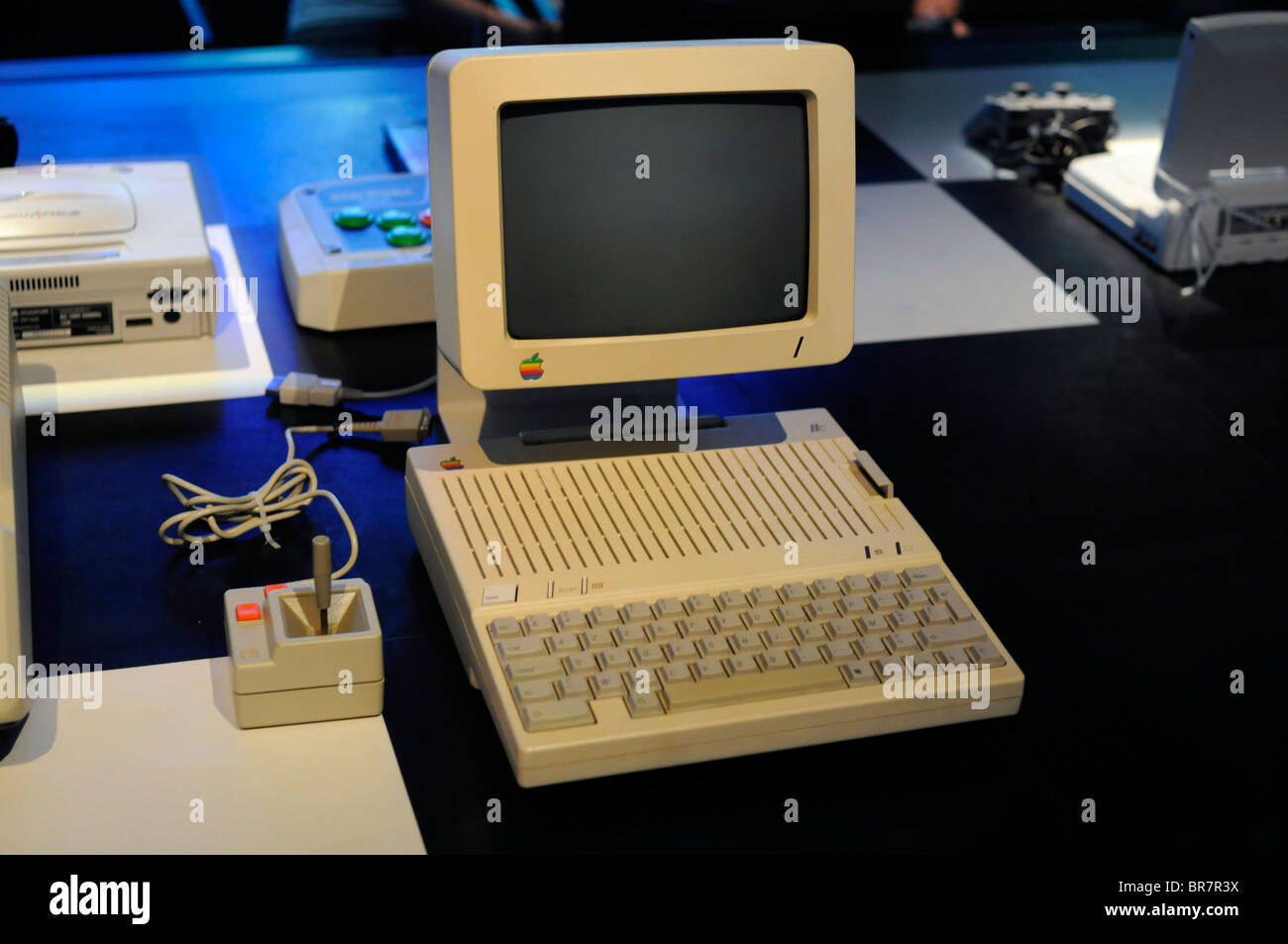 Foto während einer Ausstellung über die Geschichte der Videospiele, mit mehreren Vintage Konsolen und Computer Stockfoto