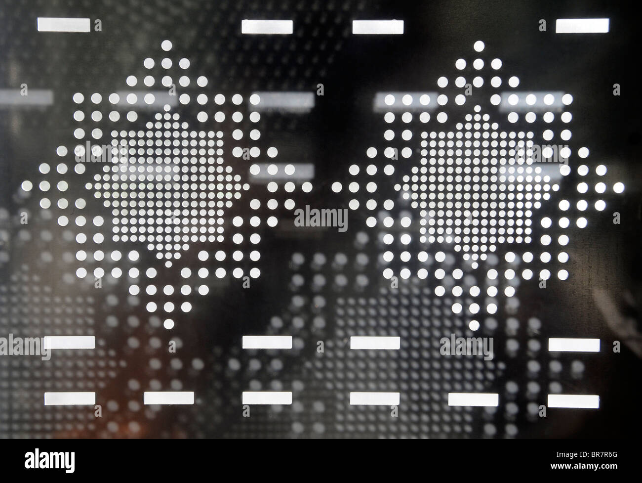 Details der islamischen und islamischen acht Punkt Stern-Symbole an der Fassade des Institut du Monde Arabe in Paris, Frankreich. Stockfoto