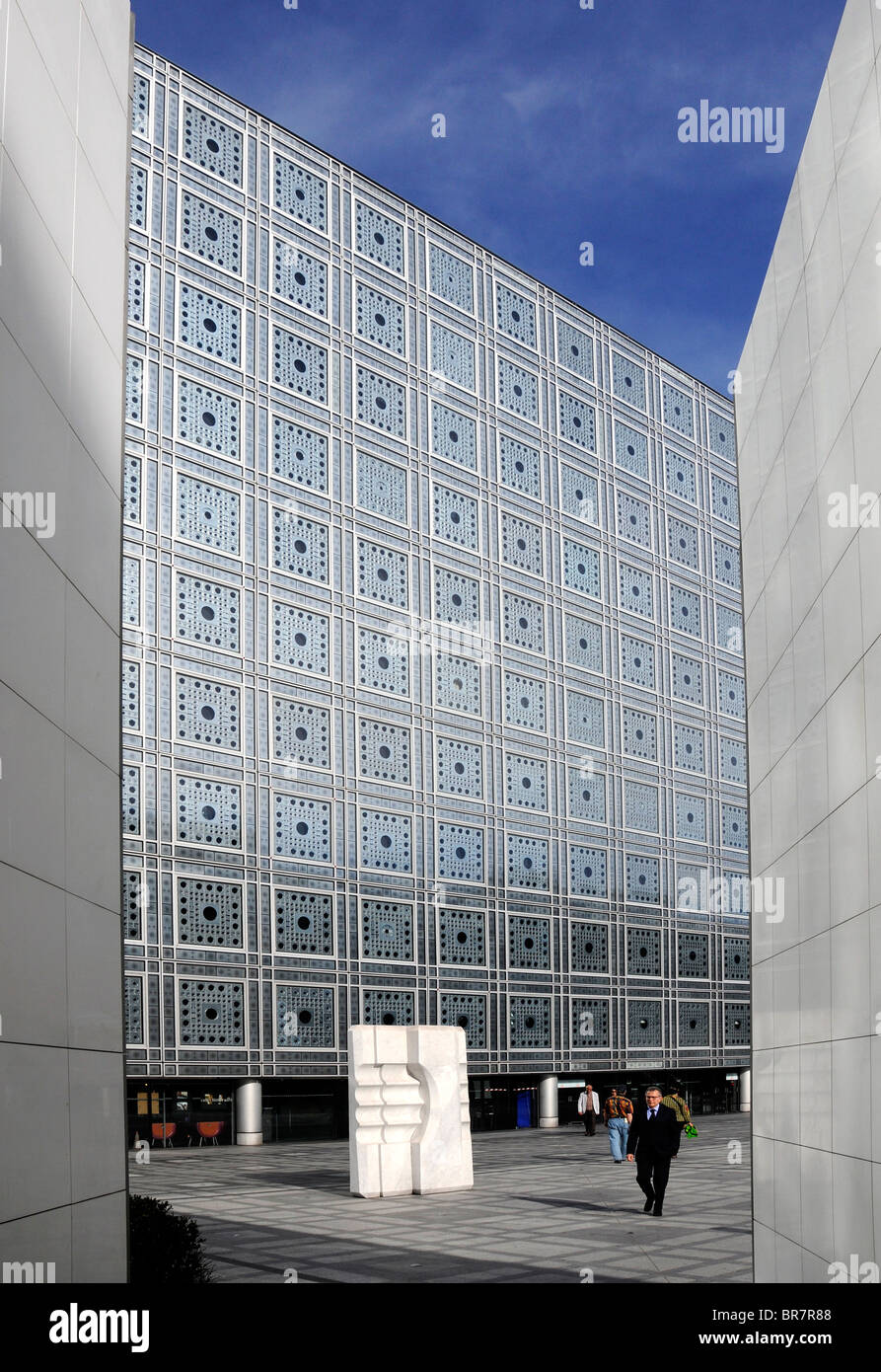 Die Fassade des Gebäudes hosting "Institut du Monde Arabe" (IMA), Top arabischen Kulturzentrums in Paris, Frankreich. Stockfoto