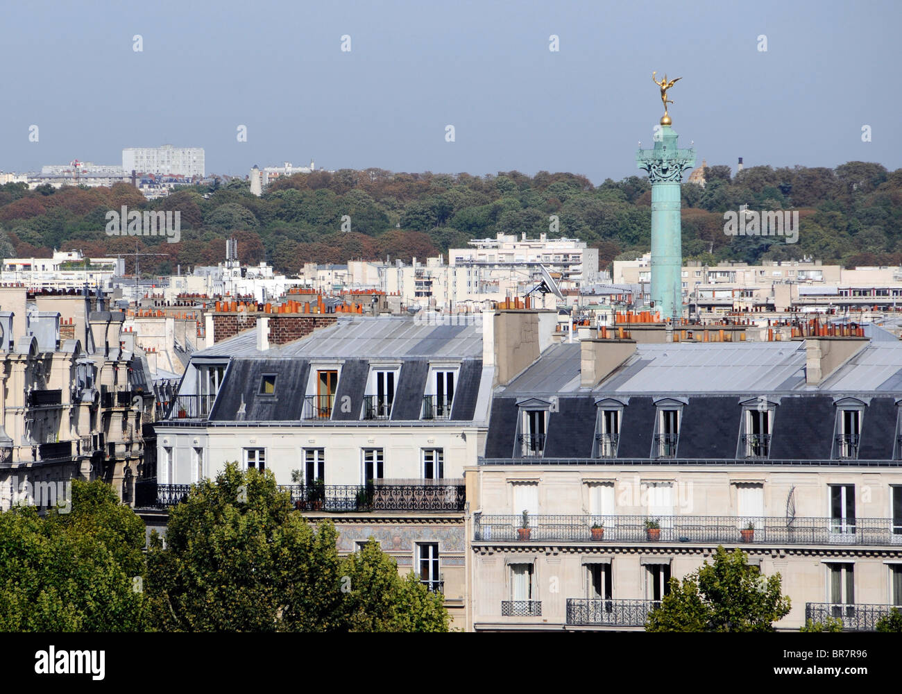 Flaschengeist De La Liberte am oberen Rand der Colonne De Juillet steigt hinter typischen Paris Appartments in Paris, Frankreich Stockfoto