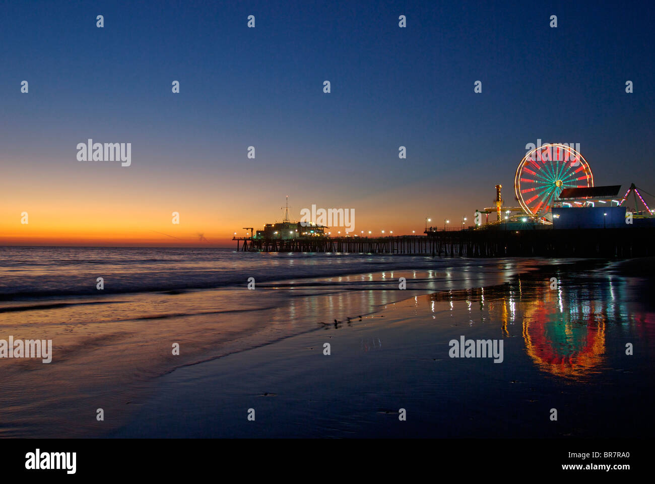 Santa Monica Pier und das alte Riesenrad bei Sonnenuntergang in Südkalifornien. Stockfoto