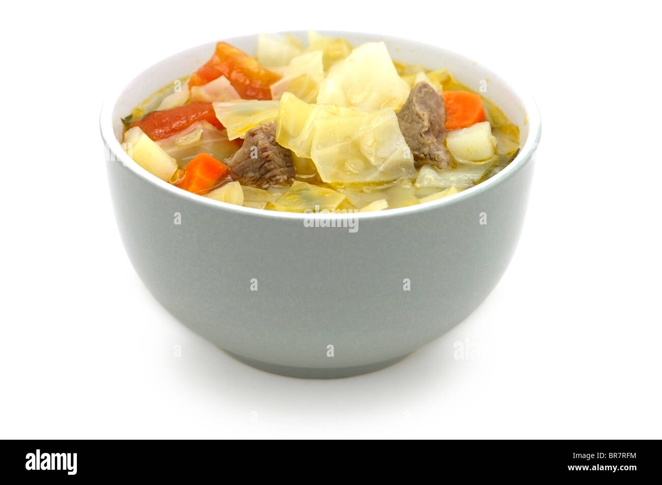 Kohlsuppe (Kohl, Rindfleisch, Karotten, Kartoffeln, Tomaten, Petersilie) Stockfoto