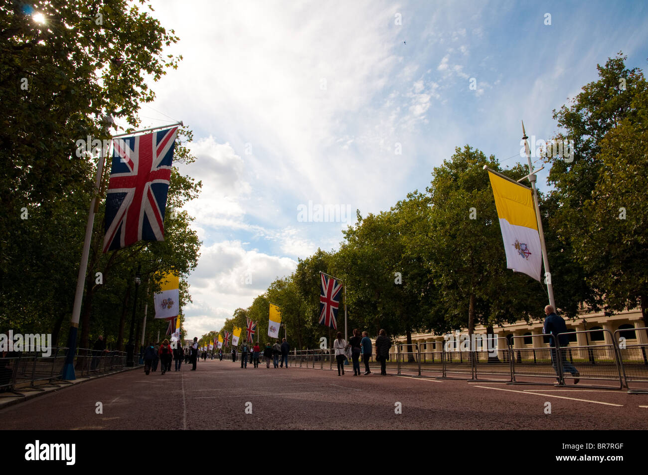 Flagge der Vatikanstadt, die fliegen in der Mall in London neben dem Union Jack Stockfoto