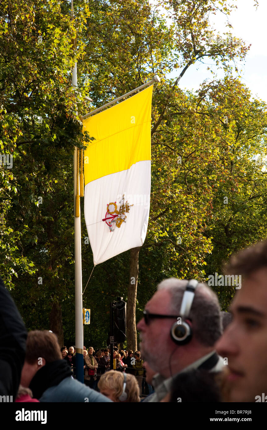 Flagge der Vatikanstadt, die fliegen in der Mall in London Stockfoto