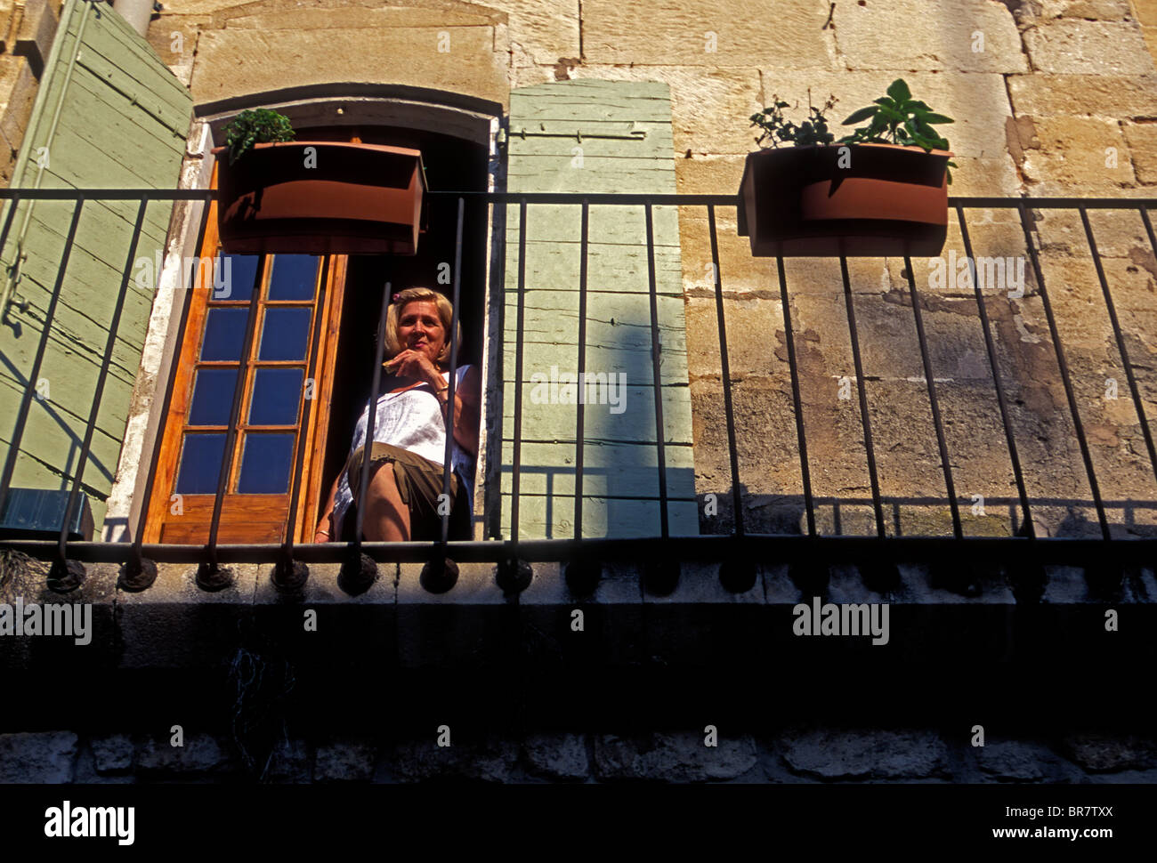 Französin, französische Frau, erwachsene Frau, reife Frau, Frau, auf dem  Balkon stehen, Saint-Remy-de-Provence, Bouches-du-Rhône, Provence,  Frankreich, Europa Stockfotografie - Alamy