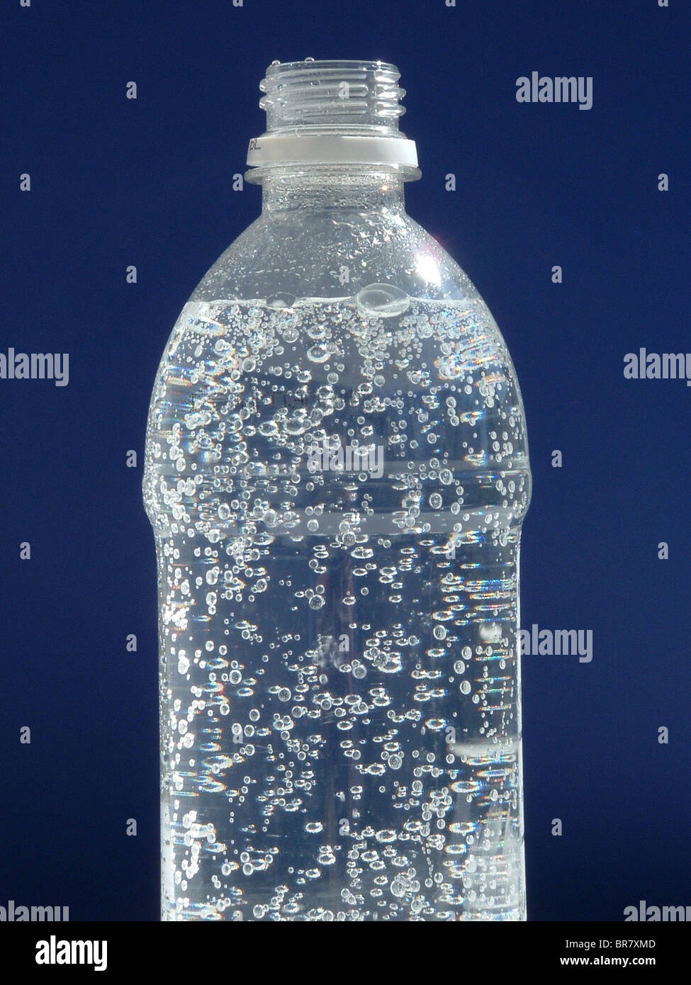 Luftblasen in Flasche stilles Wasser Stockfoto