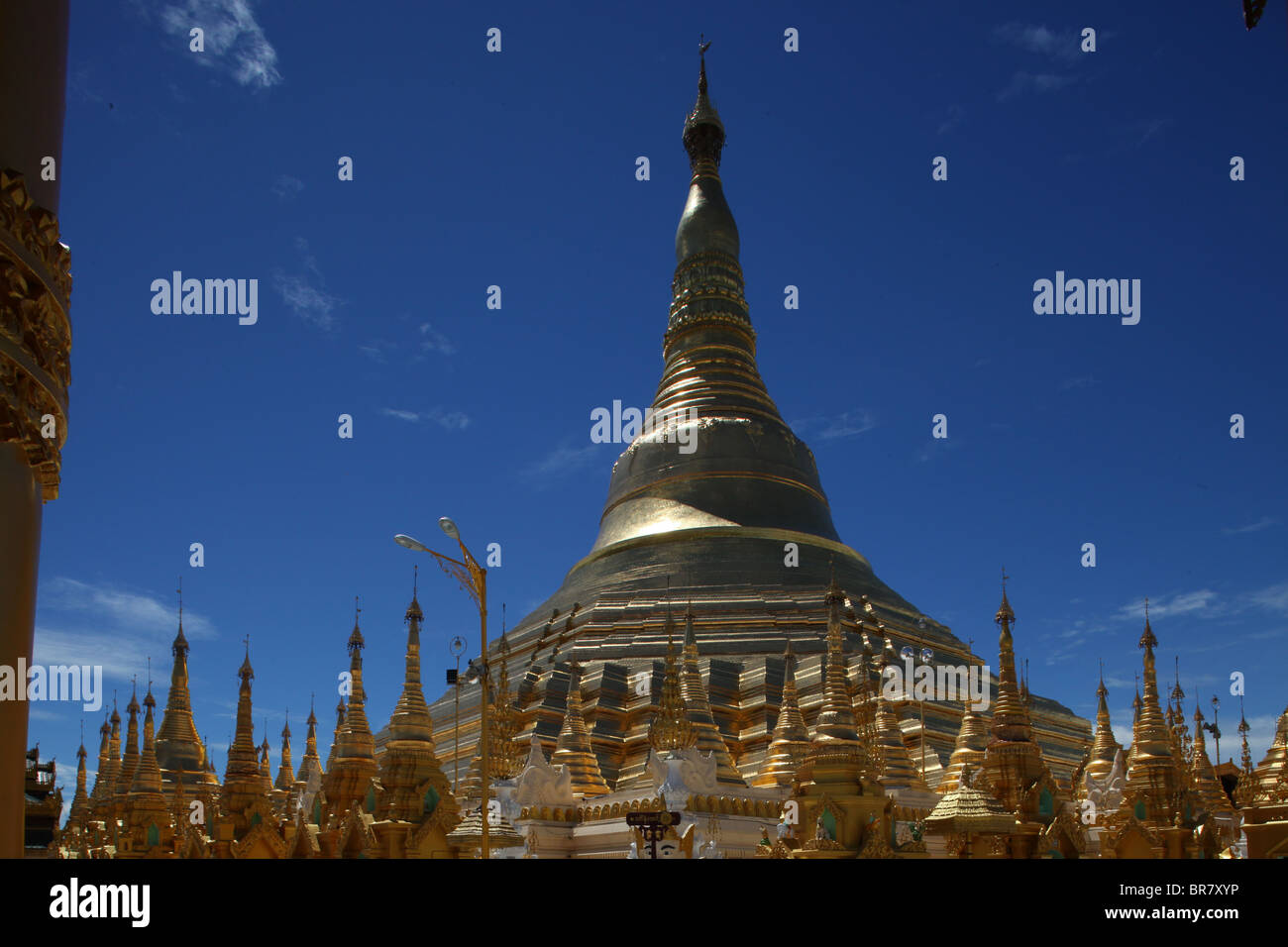 Strahlend in gold und verziert mit Diamanten, die riesige Shwedagon-Pagode (auch Shwe Dagon Pagode oder Shwedagon Paya) in Yangon Stockfoto