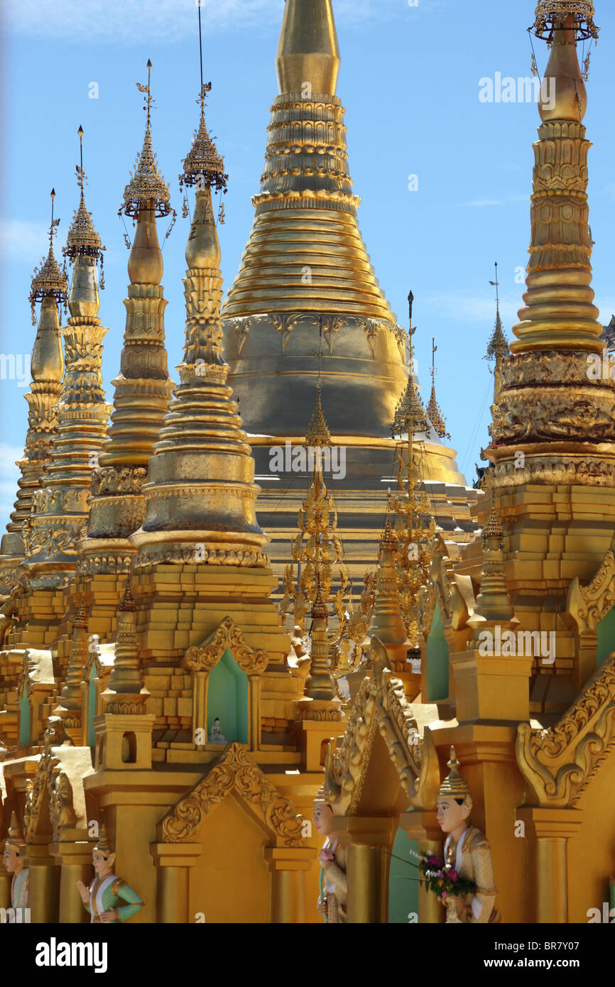 Strahlend in gold und verziert mit Diamanten, die riesige Shwedagon-Pagode (auch Shwe Dagon Pagode oder Shwedagon Paya) in Yangon Stockfoto