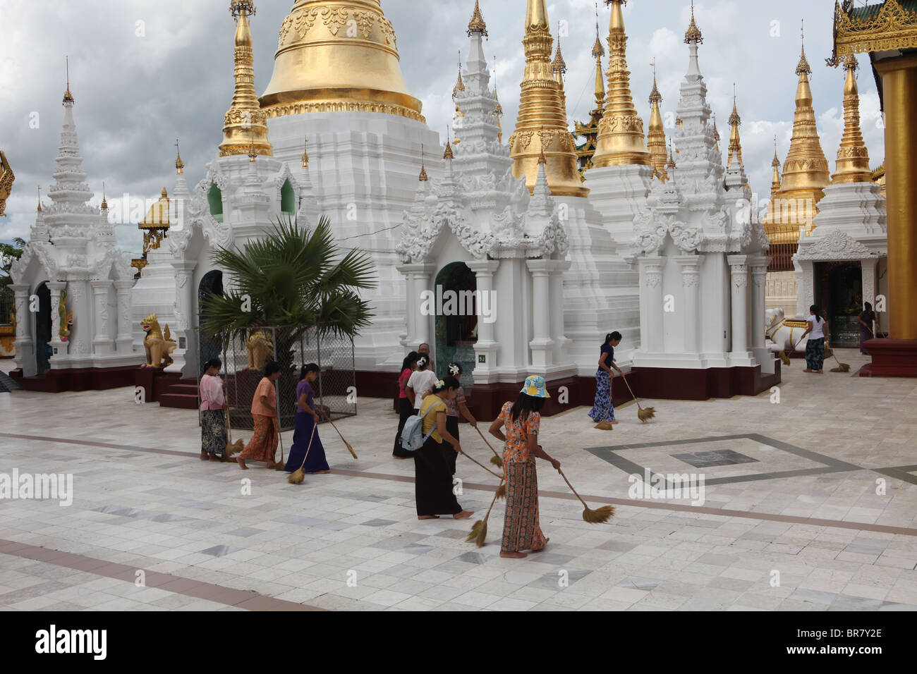 Royal-See auf dem Singuttara Hill in der größten Stadt von Myanmar, Yangon (früher Rangun). Stockfoto