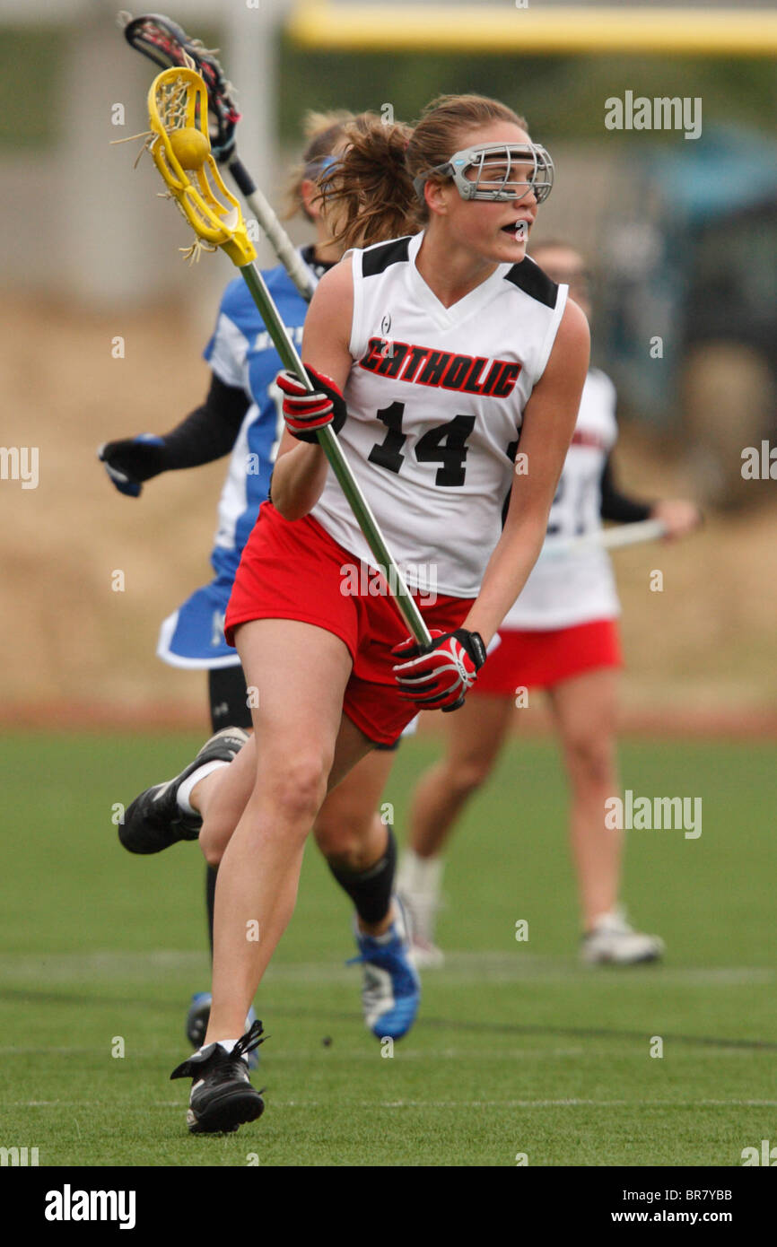 Ein katholischer Universitätsspieler beim Angriff auf die Marymount University während eines Lacrosse-Spiels in Washington, DC. Kommerzielle Nutzung verboten. Stockfoto