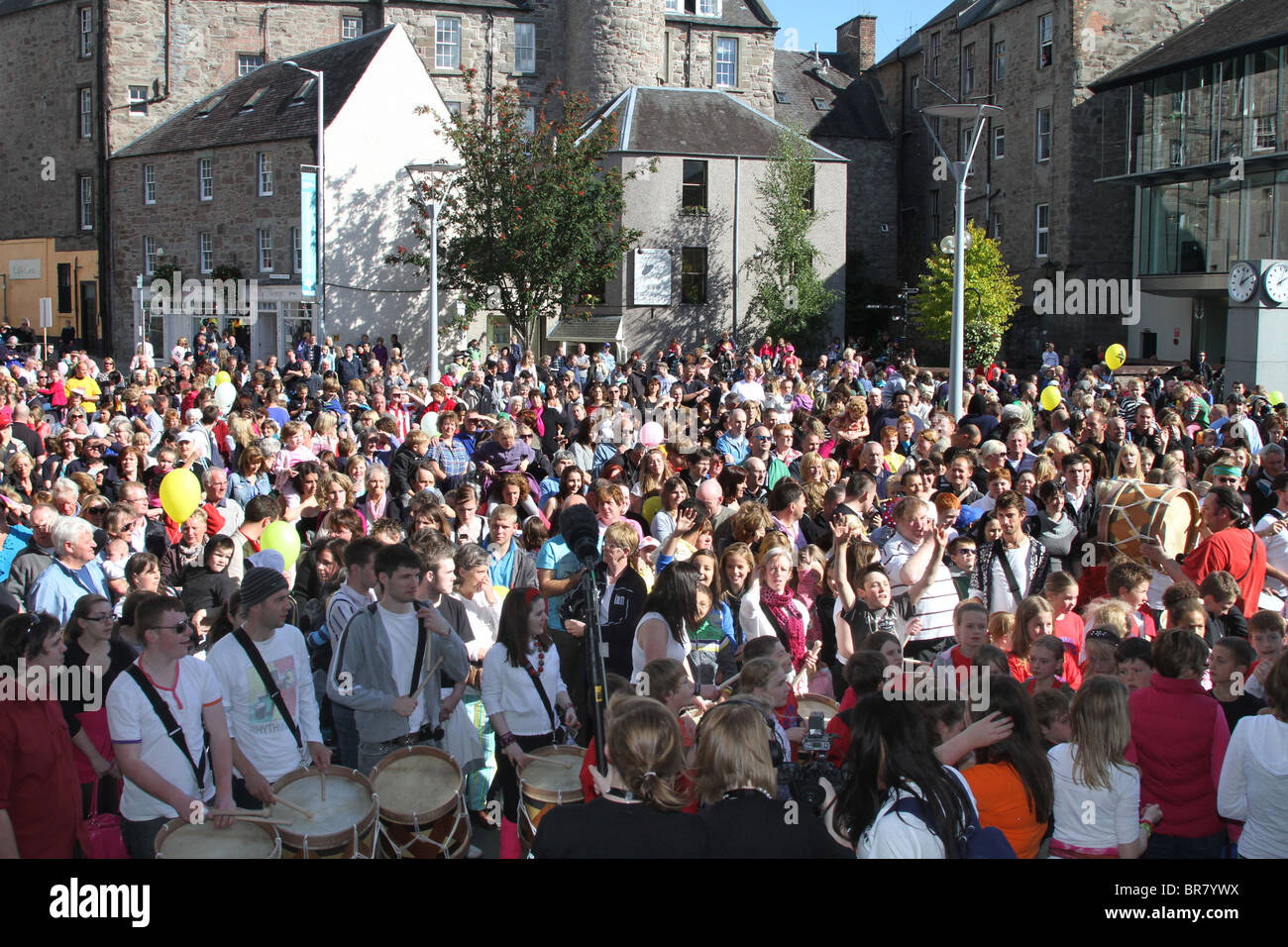 Menschen in und der Karneval feiern Perth Concert Hall 5. Birthday Perths 800 feiern, Perthshire, Schottland, UK Stockfoto