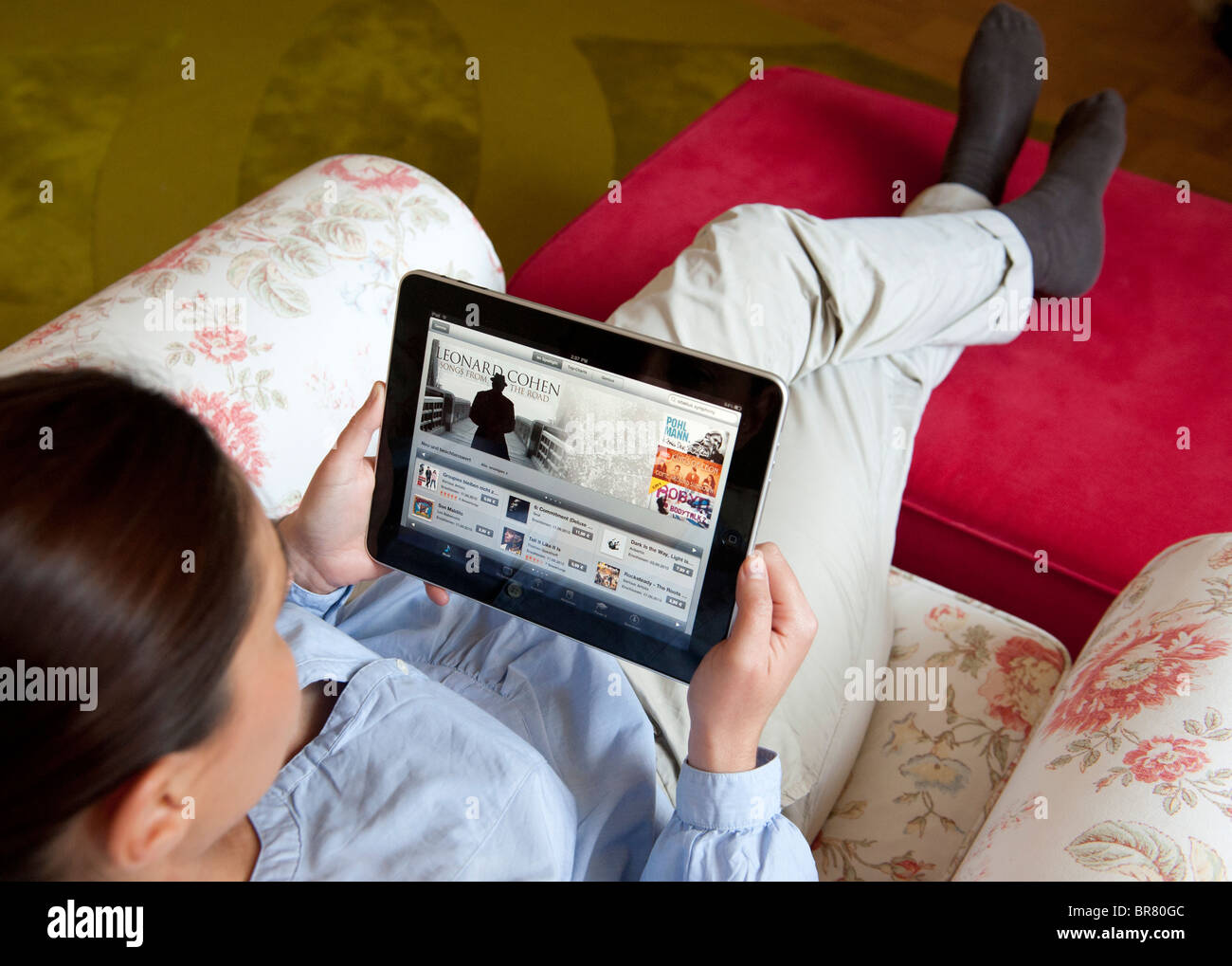 Frau mit iPad Tablet-Computer, digitale Online-iTunes Music Store durchsuchen Stockfoto