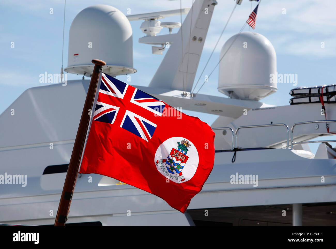 Cayman Islands Flagge auf einer ausländischen eingetragenen Yacht in Sag Harbor, New York Stockfoto