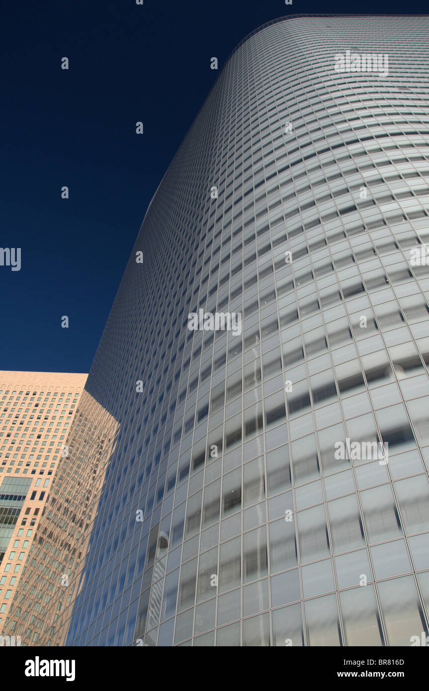 Reflexion des Gebäudes und des Himmels auf einem Wolkenkratzer von Tokio, Japan Stockfoto