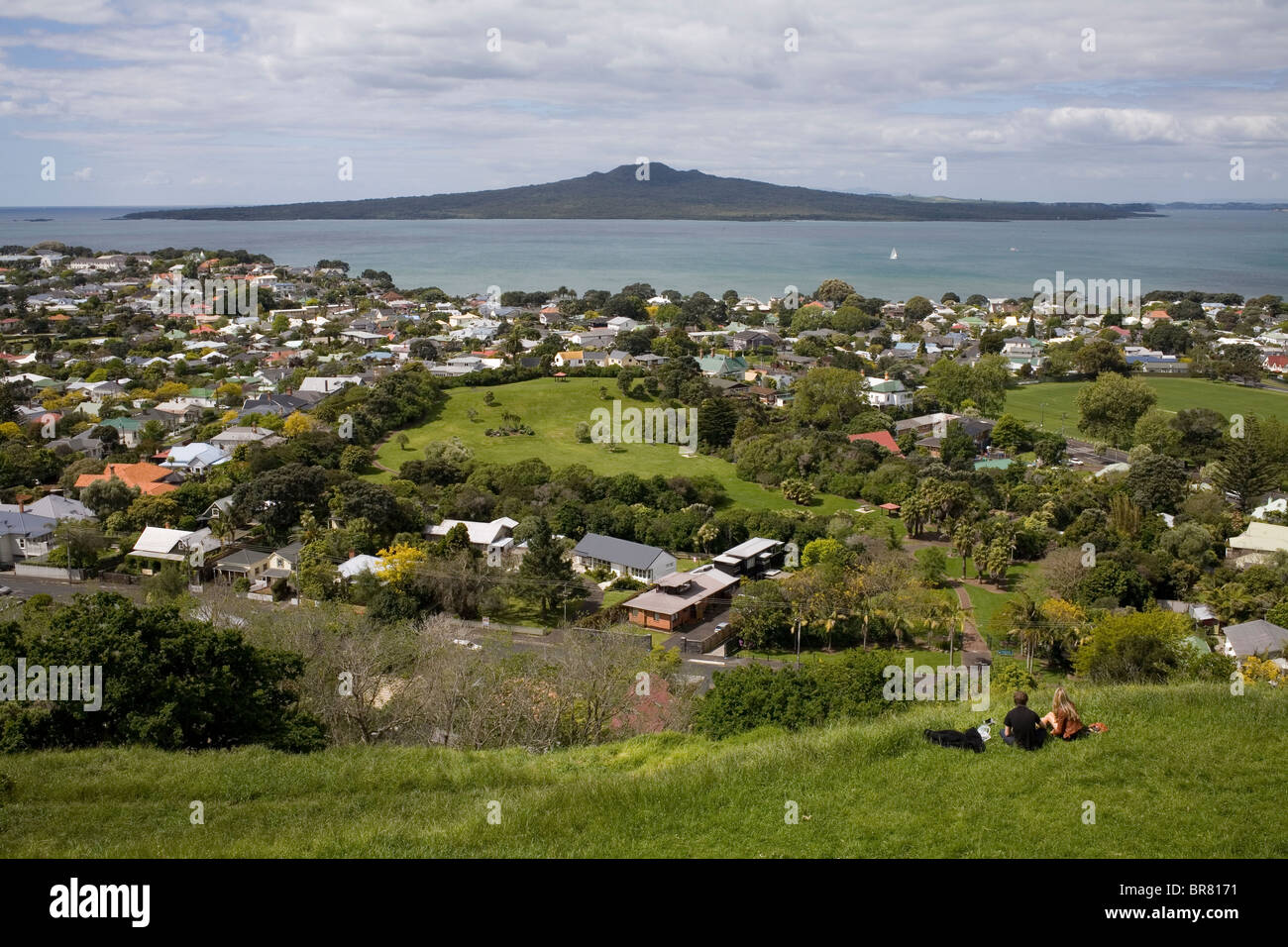 Mit Blick auf die vulkanische Insel Rangitoto in Auckland Bay aus Mt Victoria, New Zealand. Stockfoto