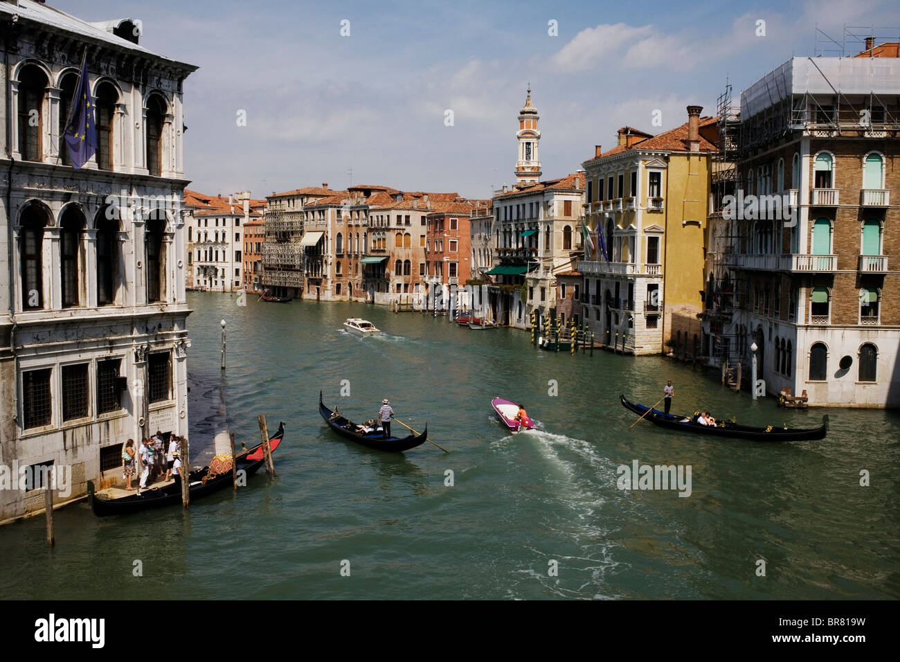 Der Canal Grande in Venedig von der Ponte di Rialto, Italien. Stockfoto