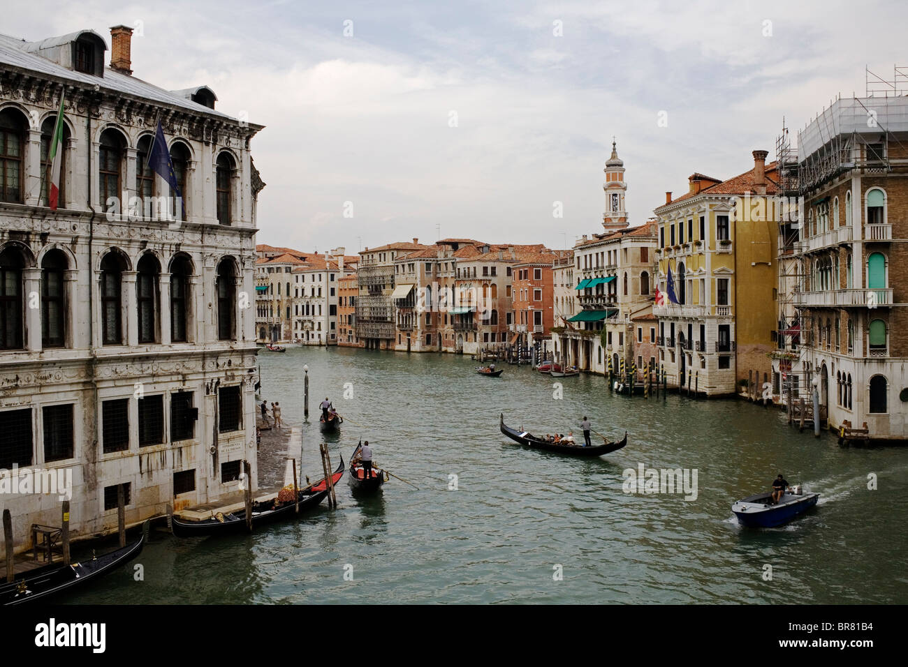 Der Canal Grande in Venedig von der Ponte di Rialto, Italien. Stockfoto