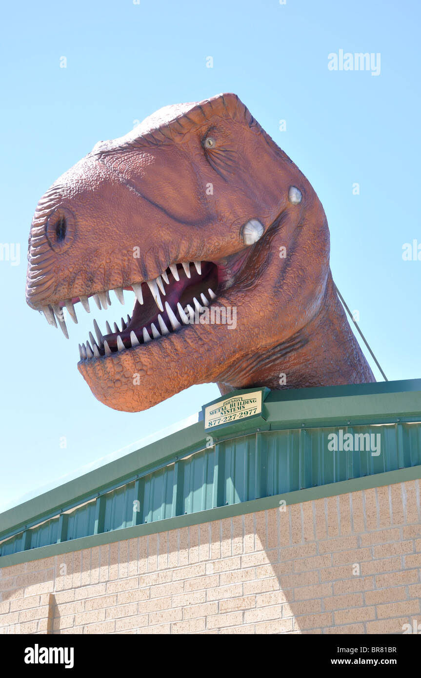 Dinosaurier-Kopf über dem Eingang in die Welt der Dinosaurier, Glen Rose, Texas, USA Stockfoto