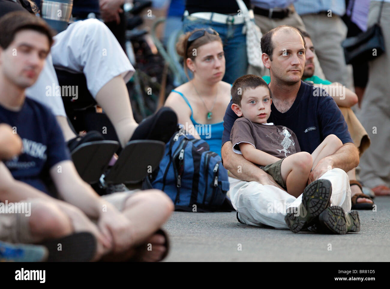 Vater und Sohn in der Menge am Hatch Shell auf dem Vorplatz für ein Sommerkonzert vom Orchester Boston Sehenswürdigkeiten Stockfoto