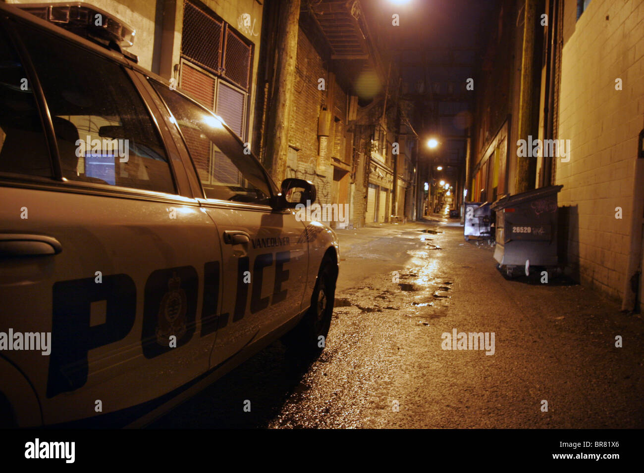 Vancouver Polizei-Abteilung Streifenwagen in Gasse in der Nacht, Vancouver, Britisch-Kolumbien, Kanada Stockfoto