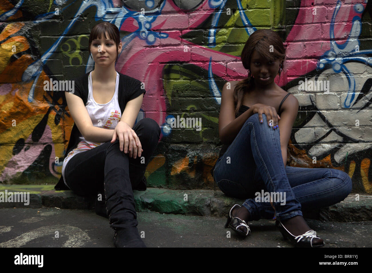 Kaukasischen und afrikanischen Mädchen im städtischen Umfeld Stockfoto