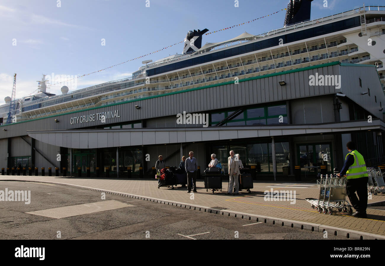 City Cruise Terminal Passagiere warten auf Transport vom Hafen von Southampton das Schiff neben ist die Celebrity Eclipse Stockfoto