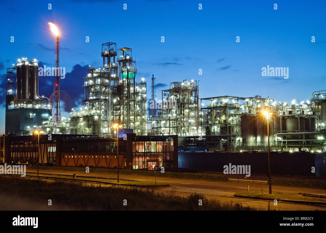 Petrochemischen Betriebsanlage in der Dämmerung (Hafen von Antwerpen, Belgien) Stockfoto